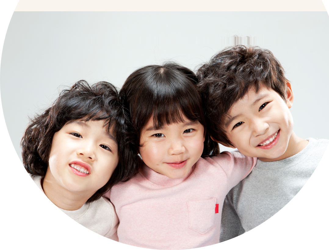 배너2. 어린아이 3명이 함께 웃고 있는 사진