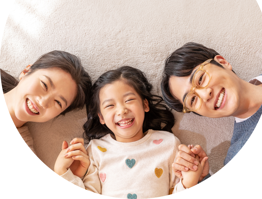 배너3. 엄마 아빠와 아이가 나란히 누워 웃고 있는 사진